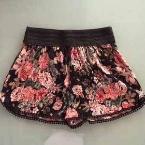 Angie floral shorts